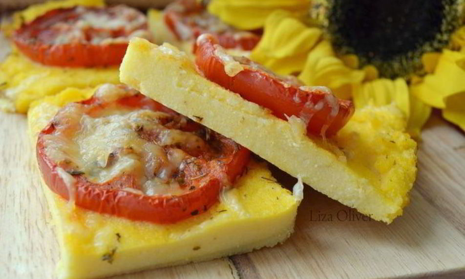 Рецепт запеченной поленты с вялеными томатами и пармезаном