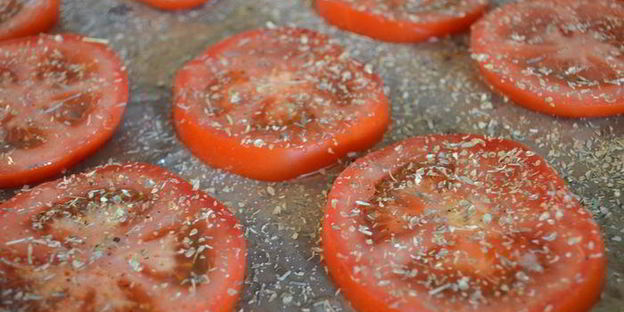 запеченная полента с вялеными томатами и пармезаном