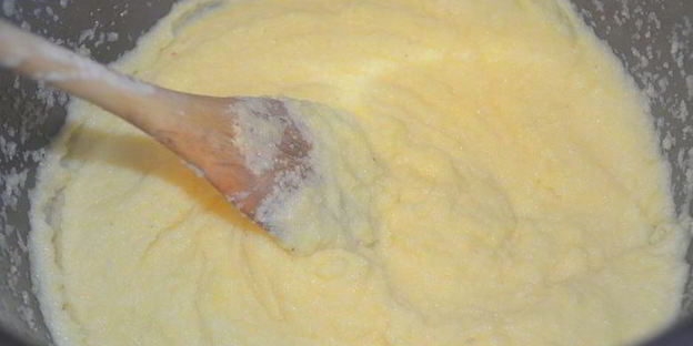 запеченная полента с вялеными томатами и пармезаном