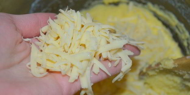 запеченная полента с вялеными томатами и пармезаном