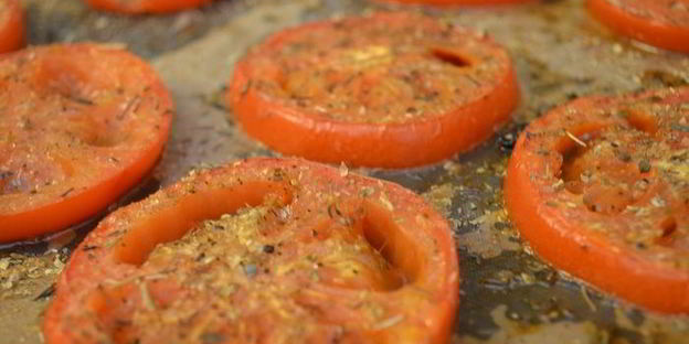 запеченная полента с вялеными томатами и пармезаном