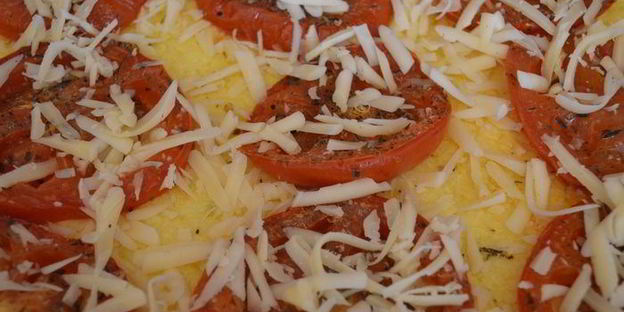 запеченная полента с вялеными томатами и пармезаном