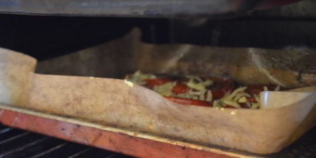 запеченная полента с вялеными томатами и пармезаном