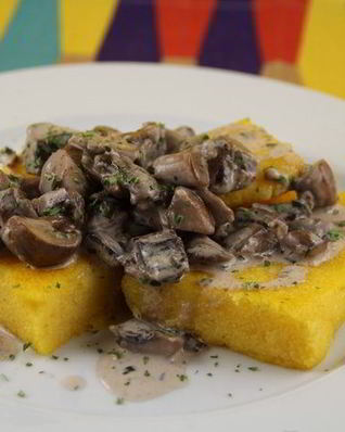 Жареная полента в соусе из лесных грибов и чеснока