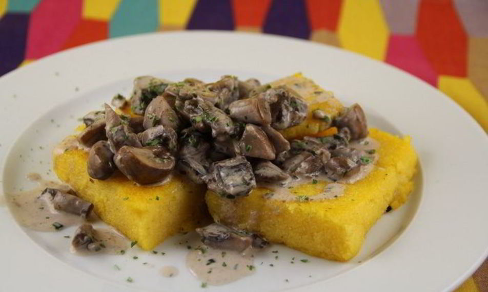Рецепт жареной поленты в соусе из лесных грибов и чеснока