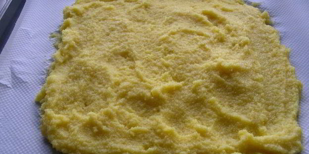 жареная полента в соусе из лесных грибов и чеснока