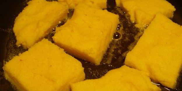 жареная полента в соусе из лесных грибов и чеснока