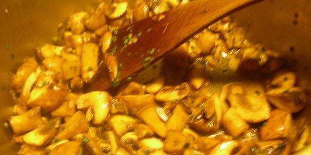 жареная полента в соусе из лесных грибов и чеснока