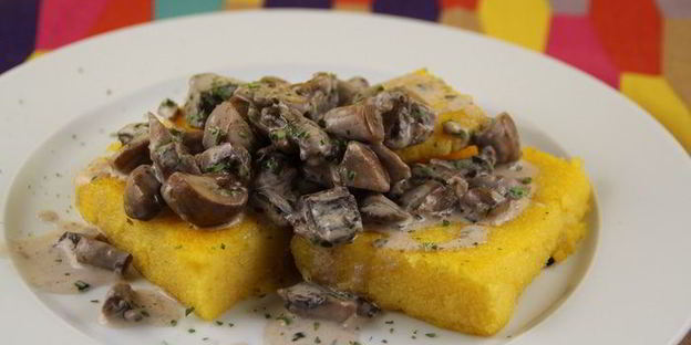 жареная полента в соусе из лесных грибов и чеснока