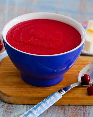 Манная каша на клюквенном соке в мультиварке