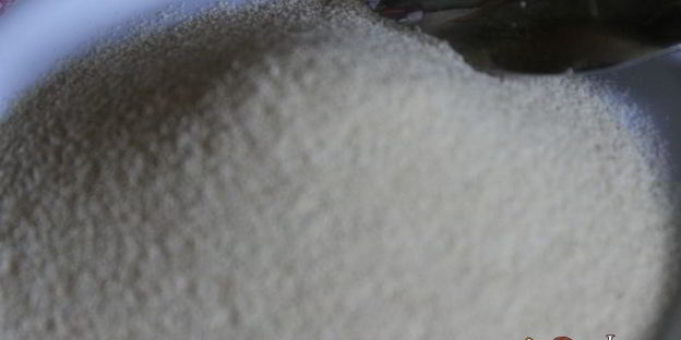 манная каша с абрикосами, шоколадом и клубничным сиропом