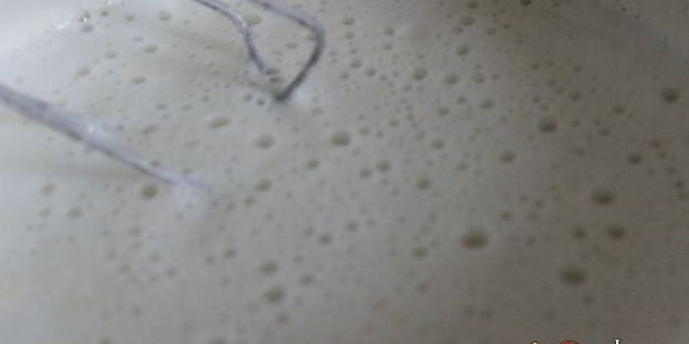 манная каша с абрикосами, шоколадом и клубничным сиропом