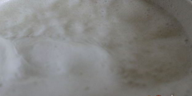 манная каша с абрикосами, шоколадом и клубничным сиропом