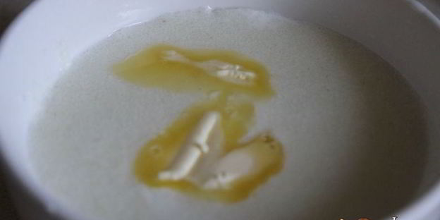 манная каша с абрикосами, шоколадом и клубничным сиропом