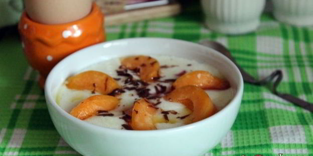 манная каша с абрикосами, шоколадом и клубничным сиропом