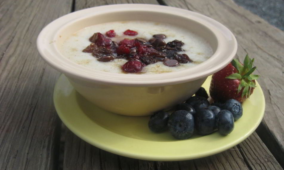 Рецепт манной каши с белым и темным шоколадом и вяленой вишней