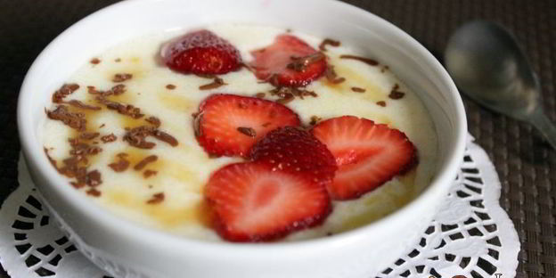 манная каша с клубникой и шоколадом