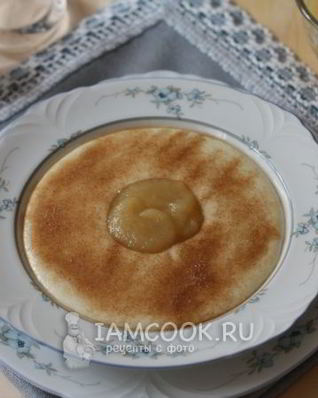 Манная каша с корицей и яблочным муссом
