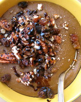 Манная каша с пеканом, изюмом и патокой