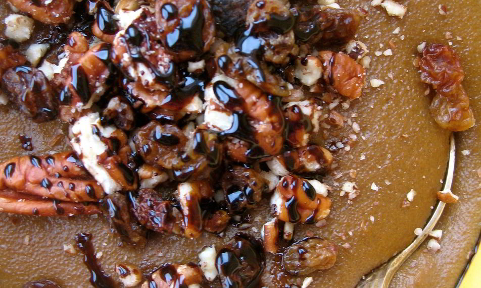 Рецепт манной каши с пеканом, изюмом и патокой