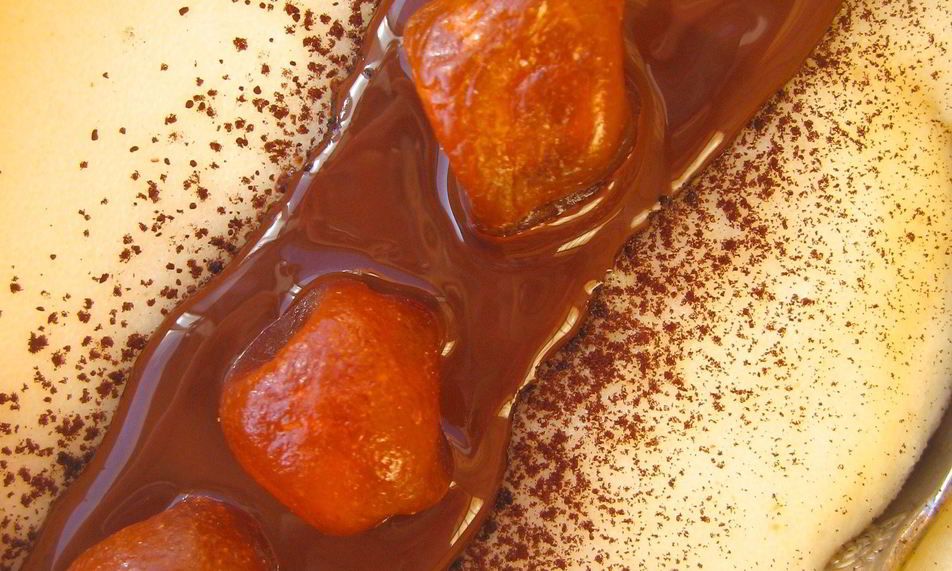 Рецепт манной каши с сушеными кумкватами и мятным шоколадным соусом