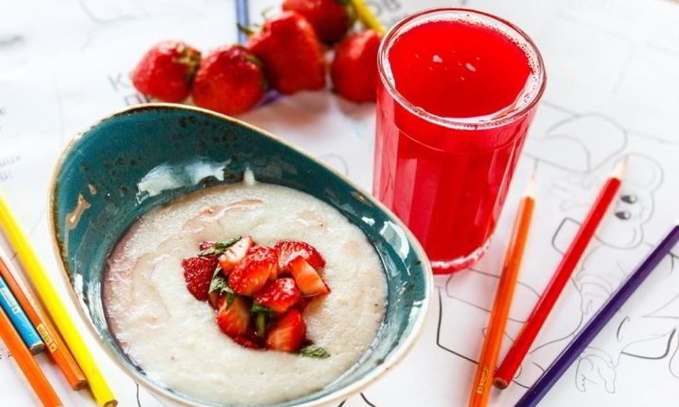 Рецепт манной каши со свежей клубникой