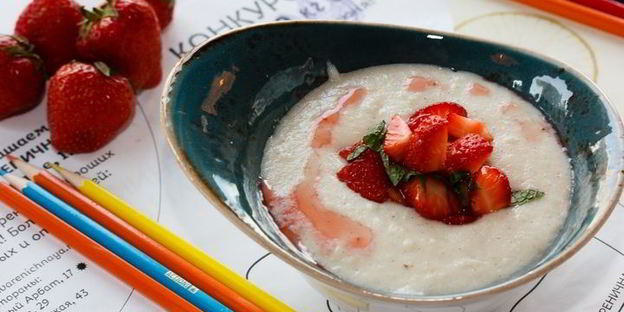 манная каша со свежей клубникой