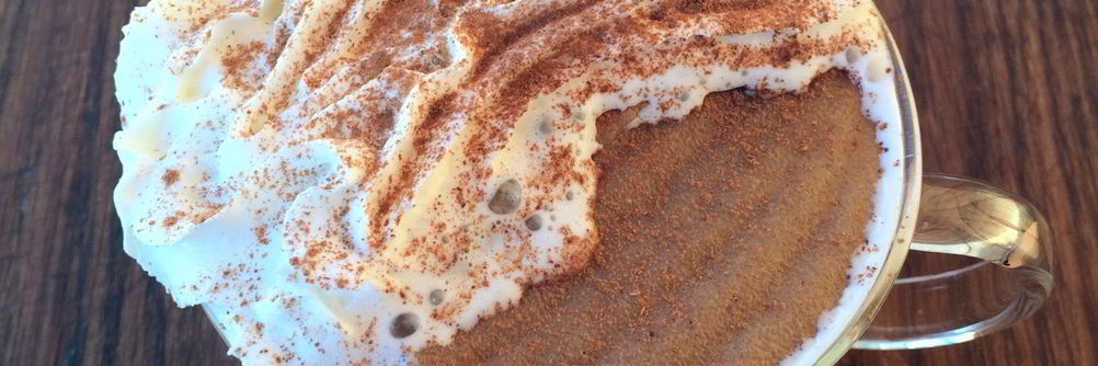 Манная каша со взбитыми сливками и кофе