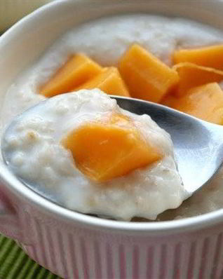 Кокосовая овсяная каша с манго и засахаренным имбирем