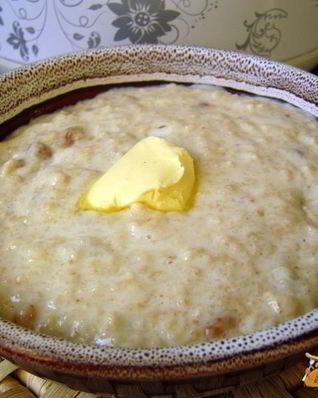 Молочная овсяная каша с изюмом