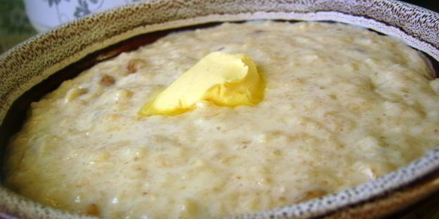 молочная овсяная каша с изюмом