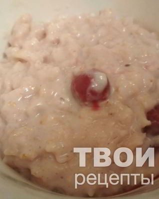Овсяная каша на молоке с вишней