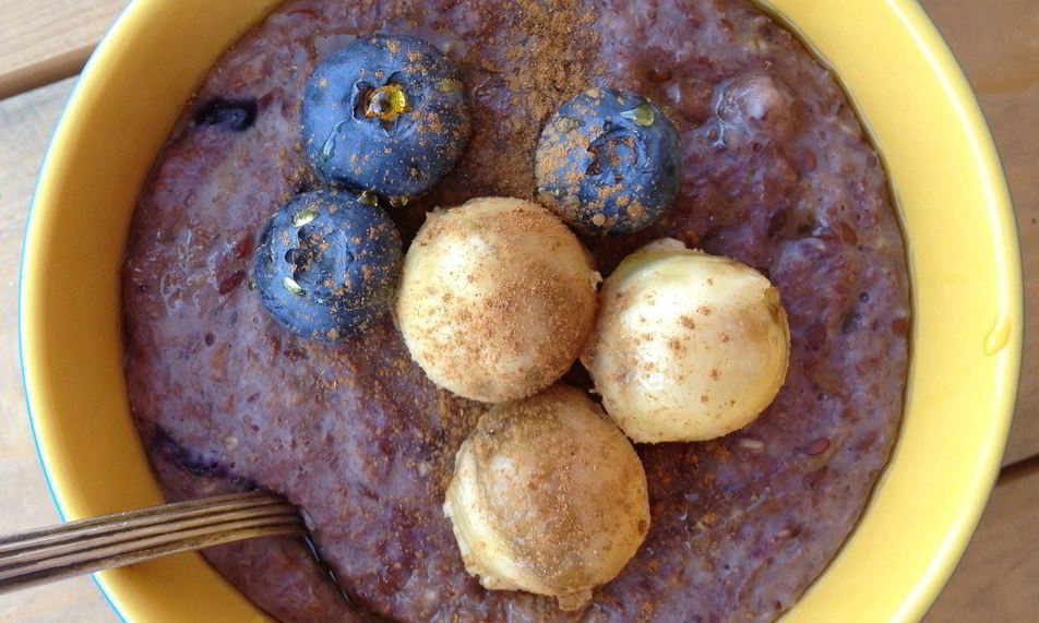 Рецепт овсяной каши с бананом, голубикой и кленовым сиропом