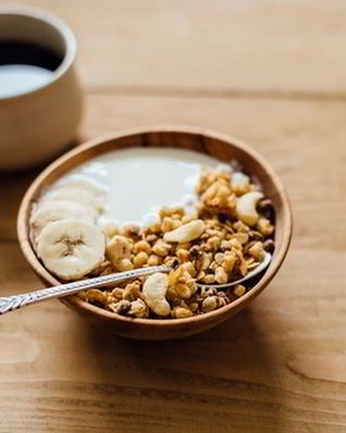 Овсяная каша с бананом и йогуртом