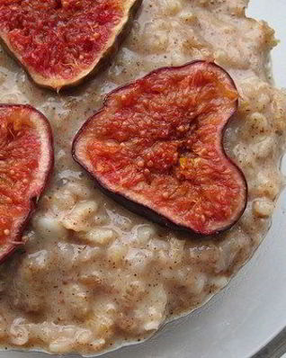 Овсяная каша с инжиром и теплым медовым соусом