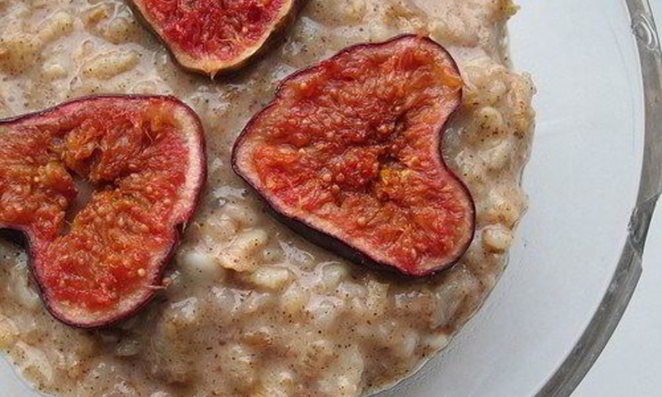 Рецепт овсяной каши с инжирома и теплыма медовыма соусома