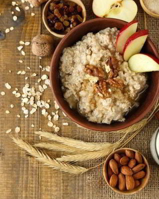 Овсяная каша с изюмом и грецкими орехами