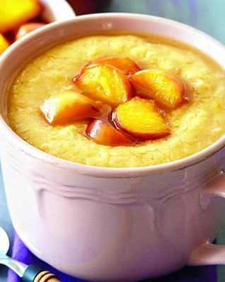 Овсяная каша с изюмом и персиками