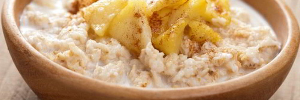 Овсяная каша с карамельными яблоками