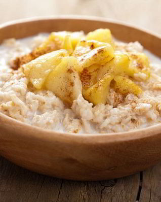 Овсяная каша с карамельными яблоками