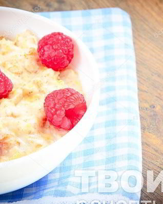 Овсяная каша с малинкой