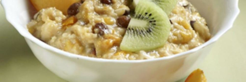 Овсяная каша с орехами и фруктами