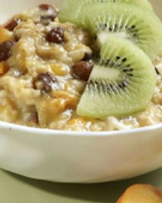 Овсяная каша с орехами и фруктами