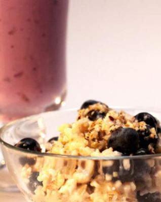 Овсяная каша с орехами и питьевой йогурт с черникой