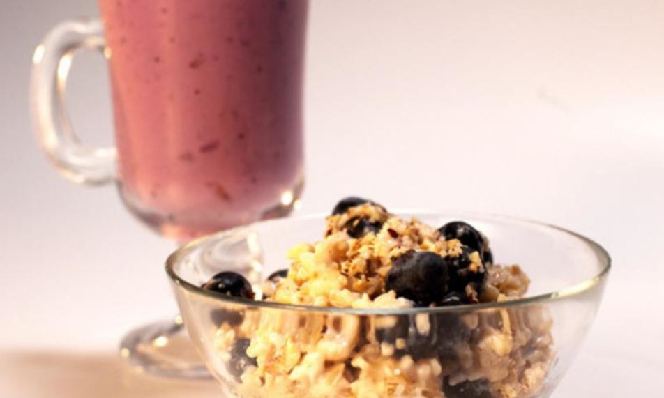 Рецепт овсяной каши с орехами и питьевой йогурт с черникой