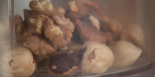 овсяная каша с орехами и питьевой йогурт с черникой