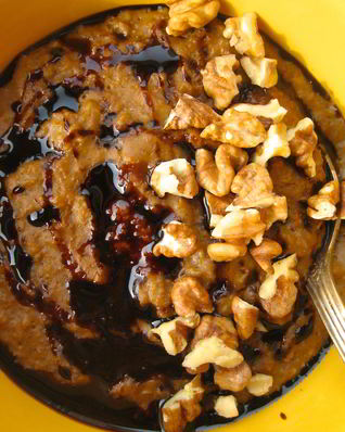 Овсяная каша с патокой, имбирем и греким орехом