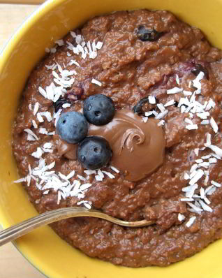 Овсяная каша с шоколадом, голубикой и кокосовой стружкой