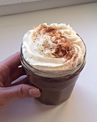 Овсяная каша с шоколадом и взбитыми сливками