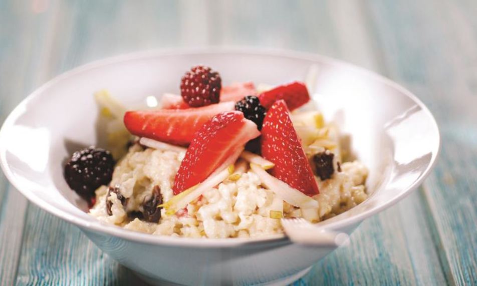 Рецепт овсяной каши с яблоком, изюмом и корицей